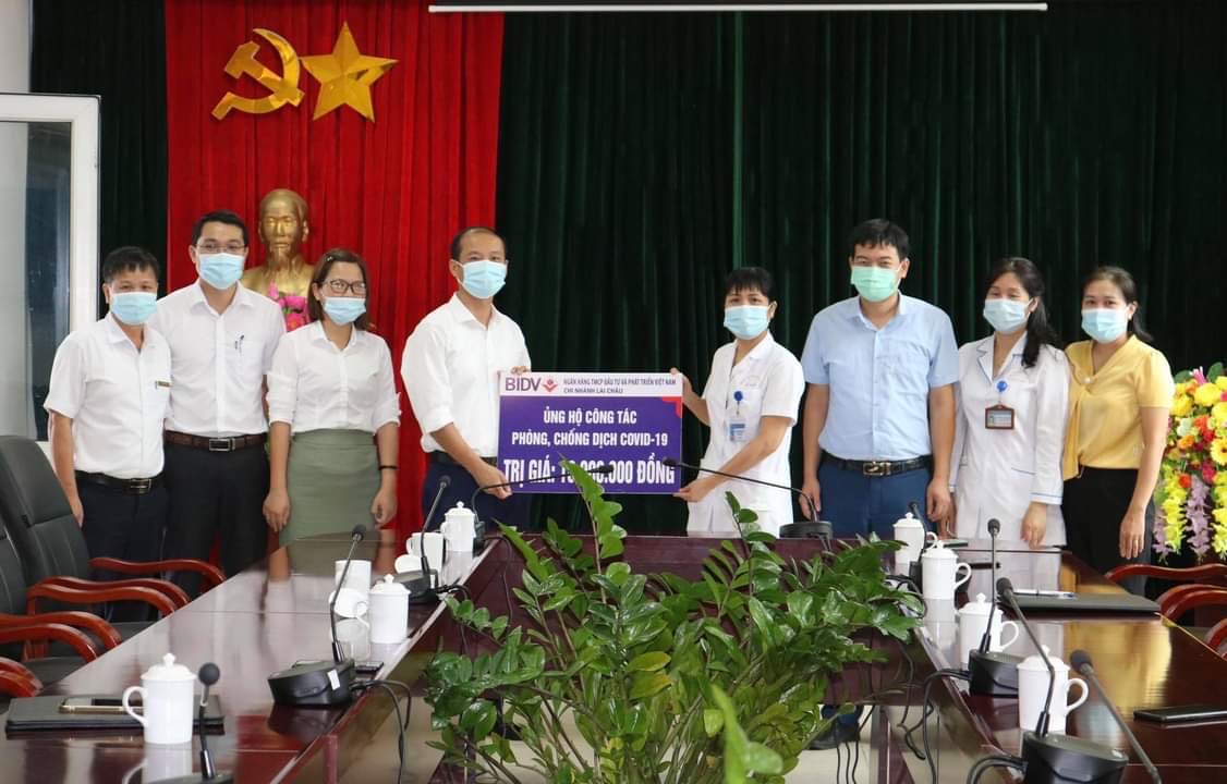 Đồng chí Vũ Đức Minh – Phó Giám đốc BIDV Chi nhánh Lai Châu trao tiền hỗ trợ cho Trung tâm Y tế huyện Tân Uyên.